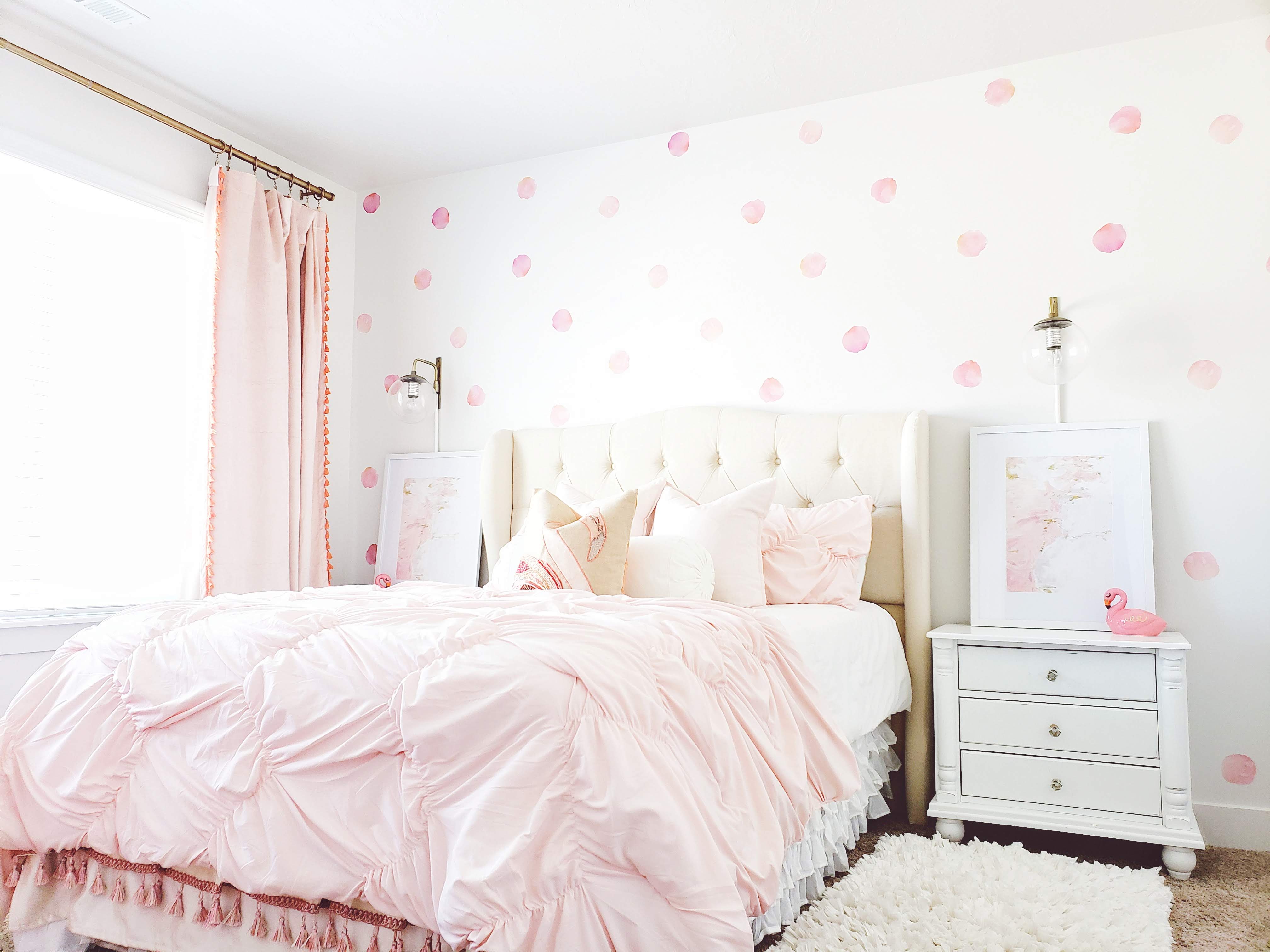 Simple Pink Swan Room - White Lane Decor